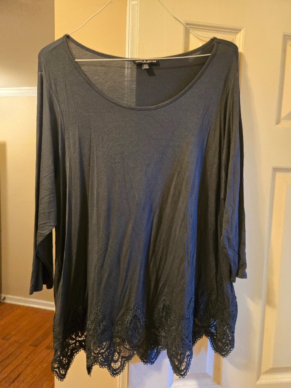 Cable & Gauge 1XL navy 95% viscose & 5% spandex top with lace accents around